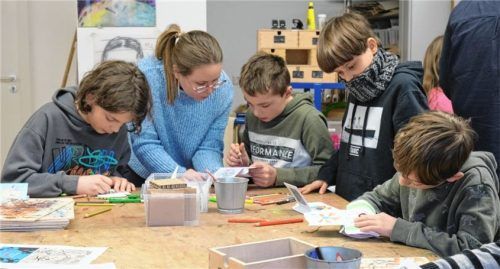 Lehrerin Maria Förg und die Schüler der Montessori-Schule Chiemgau beim Testen des Workshops „Titanic-Kompass“.Foto VKR