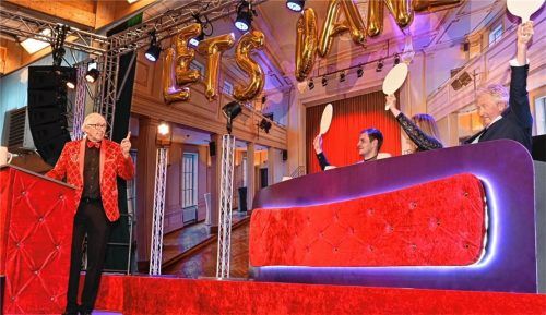 Ließ noch einmal die Pointen tanzen: Showmaster Peter Kirmair in seinem paillettenbesetzten Blazer.