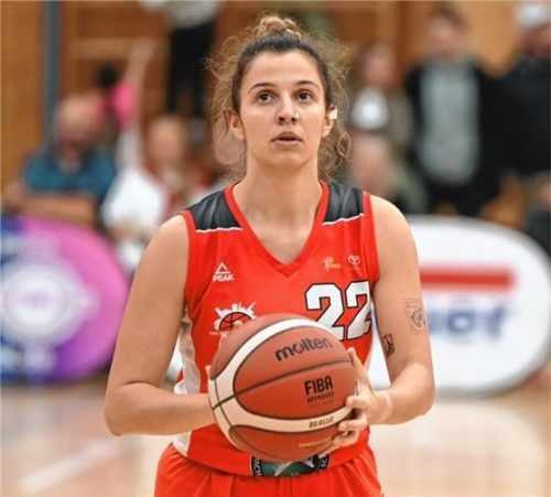 Manuela Scholzgart und die Wasserburger Basketball-Damen reisen zum Topspiel nach Würzburg.Foto Obermaier
