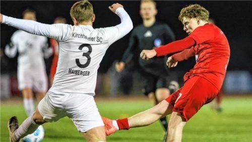 Mark Kremer (rechts) brachte den SB Chiemgau Traunstein im Heimspiel gegen Kirchheim in Führung.Foto Hans Weitz