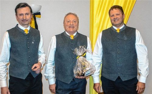 Markus Lupp (links) und Christian Mayer (rechts) nehmen ihren scheidenden Vorstandskollegen Peter Niedermeier noch ein letztes Mal in ihre Mitte. Als Dank für sein Wirken gab es stehenden Applaus. Foto stache