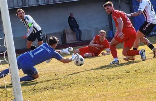 Max Böhnke entschärft in dieser Situation gerade noch eine Hereingabe von Felix Bachschmid, der Wacker als Kapitän aufs Feld geführt hat.Foto Michael Buchholz