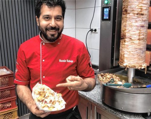 Mehmet Yildirim (45) steht gut gelaunt in seinem Kolbermoorer Döner-Laden. Foto Bettinger