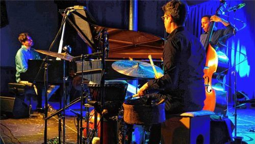 Mehr als 150 Gäste lauschten am Montagabend im Haberkasten gut zweieinhalb Stunden lang den entspannenden und dennoch bewegenden Klängen der Jazz-Combo Triosence. Foto becker