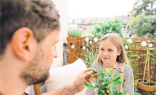 Mehr als die Hälfte der Suchenden will einen Balkon, eine Terrasse oder einen Garten. Foto Imago/Westend 61