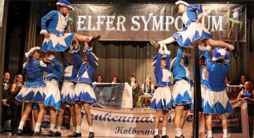 Meisterhafte Hebefiguren präsentierten die „Funkenmaschinen“ bei ihrem „heißen“ Auftritt auf der Bühne im Kolbermoorer Mareissaal und sorgten für reichlich Stimmung. Foto Peter Strim