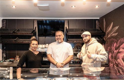 Michael Kostic (Mitte), seine Frau Lilly und Sohn Zoran freuen sich auf den 1. April. Dann werden sie ihr „Brotkaffee“ in Kolbermoor eröffnen und sich damit einen langgehegten Traum erfüllen. Foto Johannes Thomae