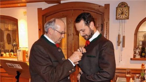 Michael Reichenwallner (rechts) wurde durch den Vorsitzenden Hubert Schlemer (links) offiziell in den ersten Tenor im MGV „Liederkranz Au“aufgenommen. Fotos strim