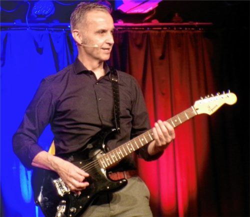 Midlife-Crisis mit E-Gitarre? Stefan Kröll bei seinem Auftritt im Haberkasten. Foto rath