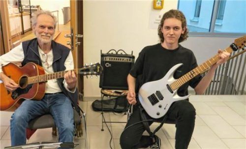 Mit Ballettmusik aus „Schwanensee“ unterhielt das ukrainische Gitarren-Duo Arsenii Michael und Arsenii Protasov (rechts) die Geburtstagsgäste.