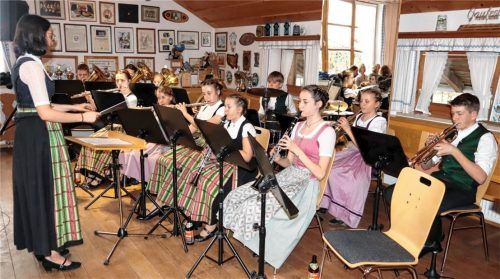 Mit beschwingten Blasmusikklängen bereicherte die junge „Biberlmusi“ unter der Leitung von Barbara Obermaier (links) die Jahreshauptversammlung. Fotos strim
