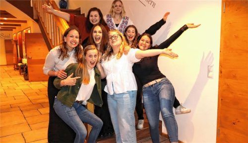 Mit einem kräftigen „Hurra, mia san de Auer Dirndl“ freut sich der frischgewählte Vorstand mit (von links) Sophia Opperer, Anna Hofer, Leoni Poschenrieder, Helena Opperer, Zweiter Vorsitzender Lisi Menhofer, Tamara Stössl, Elisabeth Zehetmaier und Erster Vorsitzender Verena Embacher. Foto Peter Strim