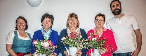Mit Geschenk und Dank in den „Ruhestand“: (von links) Gartler-Vorsitzende Michaela Neumayer, Josefa Wolf, Bernadette Dettendorfer, Christl Mayer und Stefan Schmaderer. Foto  Stache