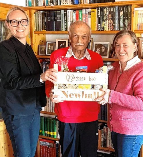 Mit Spezialitäten aus der Region bedankten sich Rosi Gantner (links) und Eva-Maria Gruber von der OVB-Redaktionsleitung bei Heinrich Rehberg für dessen 35-jährige Berichterstattung aus Wildenwart, Frasdorf und Aschau.Foto  Hötzelsperger