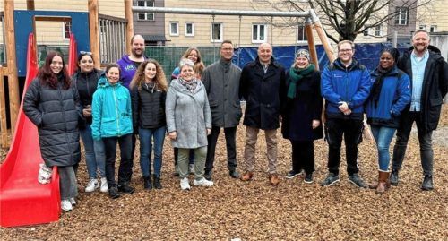 Mitglieder des Sozialraumteams Nord, des Unterkunftsmanagements der Stadt und Gregor Schumm (Jugendtreff Logo), Ursula Miller (Bürgerhaus Miteinander), Wolfgang Klupp (SG-Leiter Asyl), Klaus Grandl (Amtsleiter Sozialamt), Viktoria Pertl (Bürgerstiftung), Christian Hlatky (Bürgerstiftung) bei der Eröffnung des Spielplatzes.Foto re