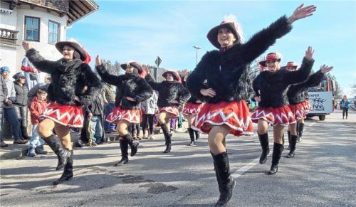 Mitreißend und schwungvoll: Die Endorfer Garde tanzt durch den Ort.
