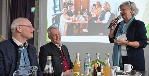 Moderatorin Sigrid Knothe mit Pfarrer Guido Seidenberger (links) und Bürgermeister Rudolf Leitmannstetter. Foto re