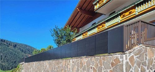 Modernes Design, verbunden mit innovativer Photovoltaik-Technologie: Solarzaun in Filzmoos. Fotos Brenter GmbH
