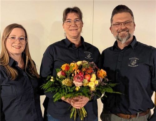 Monika Keiler (Mitte) wurde nach 32-jähriger Tätigkeit als Ausschussmitglied und zuständig für die Öffentlichkeitsarbeit von Vorsitzendem Florian Kerschbaumer und seiner Stellvertreterin Anja Birner mit Dank, Blumenstrauß und kleinem Geschenk verabschiedet.Foto Hoffmann