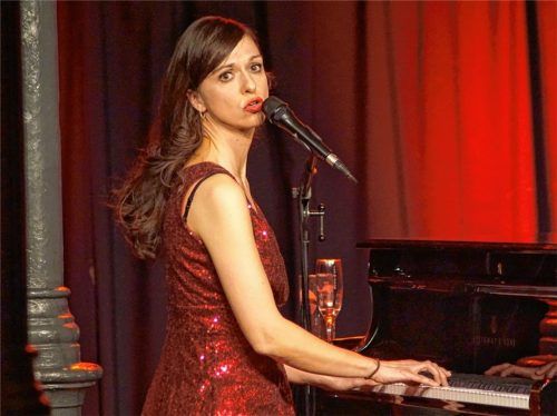 Musikalisch abwechslungsreich gab Anna Piechotta mit ihrer überzeugenden Stimme hinterkünftige und lustige Texte im leider dünn besetzten Haberkasten zum Besten.Foto becker
