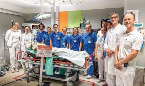 Nach dem Training: (von rechts) Chefarzt Professor Dr. Christian Zeckey sowie Ärztlicher Direktor und Chefarzt PD Dr. Andreas Bauer mit Teamkollegen. Foto Romed-Kliniken