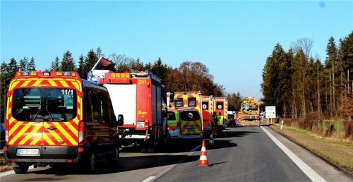 Nach der Kollision nahe der Anschlussstelle Rohrdorf rückten die Einsatzkräfte mit einem Großaufgebot an. Foto Reisner