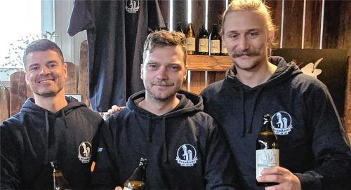 Nach über 50 Jahren wollen (von links) Sebastian Dietz, Anton Ernstorfer und Thomas Altinger das „Kaiser Hell“ in Rott wiederbeleben. Foto re