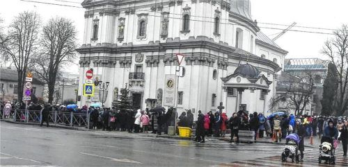 Nach wie vor kommen Tausende Menschen zweimal im Monat zur Kathedrale in Ternopil, um dort von der Diözese finanzierte Essenspakete abzuholen.Hötzelsperger