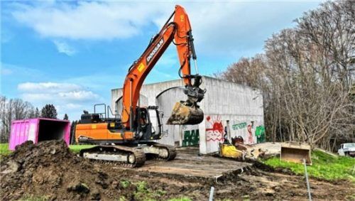 Nach zehn Jahren Streit und juristischem Tauziehen rollten am Wochenende die Bagger an. Foto RE