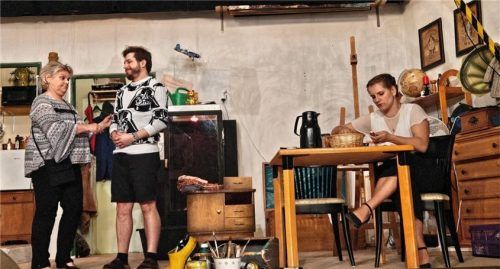 Nachbarin Vroni (Ingrid Brandl), Pauli (Martin Zuckermaier) und Julia (Christina Breier, von links) in der Werkstatt. Foto fuchs