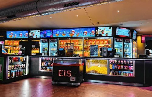 Neben Popcornautomat und Softdrinkmaschine finden interessante Gespräche statt. Fotos kinopolis rosenheim