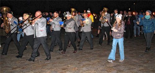 Nicht nur der halbe Ort war auf den Beinen, auch die Trachtenkapelle Litzldorf machte sich auf den Weg nach Bad Feilnbach, um den erfolgreichen Wintersportlern einen gebührenden Empfang zu bereiten. Fotos  Strim