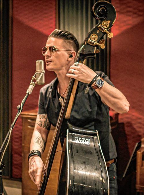 Nicht nur Musikinstrument, sondern auch Tanzpartner: Michi Fenzl mit seinem Kontrabass in Aktion.Foto Heider