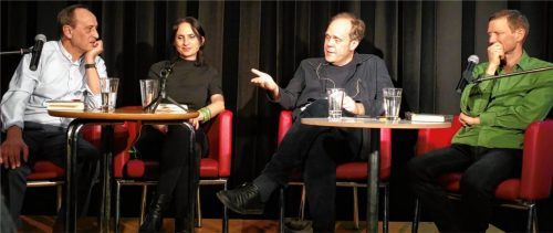 Nils Beintker (Zweiter von rechts) leitete die Lesung und Diskussion der Preisträger: (von links) Alois Prinz, Natalie Buchholz und Christian Lorenz Müller.Foto janka