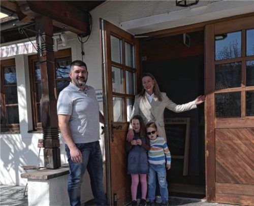 Öffnen im April die Türen: die neue Pächterfamilie des Gasthauses Kampenwand in Bernau.