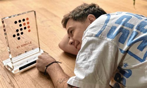 Oimara Beni Hafner hat es nach ganz oben geschafft: „Wackelkontakt“ gewinnt den „Nummer 1 Award“ der offiziellen deutschen Charts. Foto discokathi