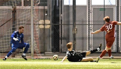 Pech für 1860: Michael Summerer (rechts) hatte die erste große Gelegenheit des Spiels, visierte hier allerdings nur den Pfosten an.Foto Hans-Jürgen Ziegler