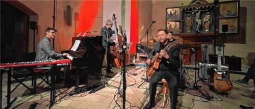 Philipp Stauber (Gitarre), Christian Elsässer (Klavier und Keyboard), Henning Sieverts (Bass) und Matthias Gmelin (Schlagzeug) präsentierten „You and the Night and the Music“. Foto kirchner