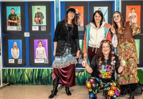 Planen die nächsten gemeinsamen Projekte: Claudia Kreutzer vom Kreisjugendring (Zweite von links), Rektorin Margaret Careddu-Bayr (vorne) sowie die Jugendsozialarbeiterinnen Verena Siedow (links) und Katrin Rohde. Foto  Stache