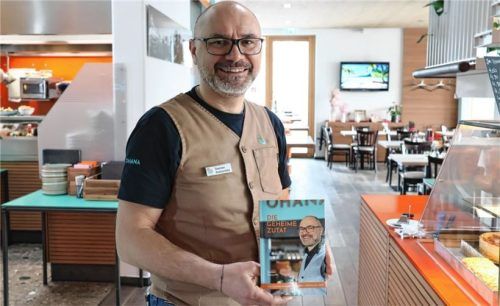 Präsentiert stolz sein erstes Buch: Der Gastronom Damian Kokoschka. Foto Bettinger