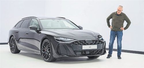 Prüfender Blick auf den Ingolstädter Lastentransporter: Autoredakteur Volker Pfau konnte den neuen Audi A 6 Avant bereits begutachten, in dessen Kofferraum zwischen 503 und 1534 Liter Gepäck passen. Foto Audi