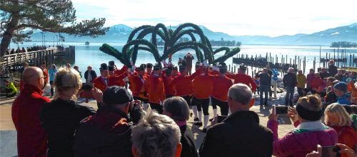 Prunkstück: Die Kolbermoorer Schäffler formieren sich und ihre Bögen zur Krone. Fotos  Trachtenverein Immergrün