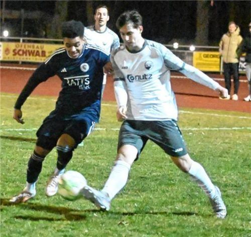 Raublings Sami Wehner greift den Ampfinger Kevin Kuffel an.Foto Franz Ruprecht