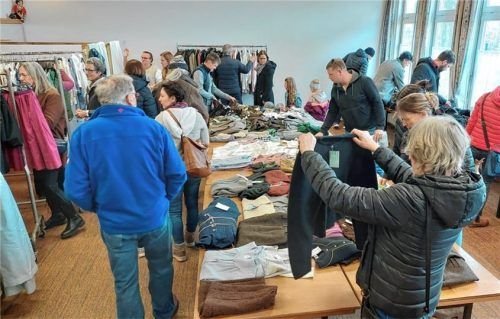 Reger Besuch herrschte im Kolbermoorer Trachtenheim beim Trachtenmarkt. Foto re