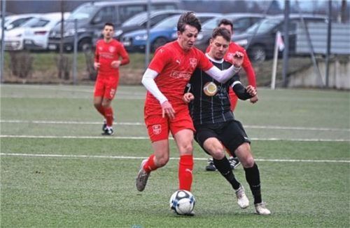 Remis auf Kunstrasen: Westerndorf und Reichertsheim-Ramsau/Gars trennen sich torlos.Foto Franz Ruprecht