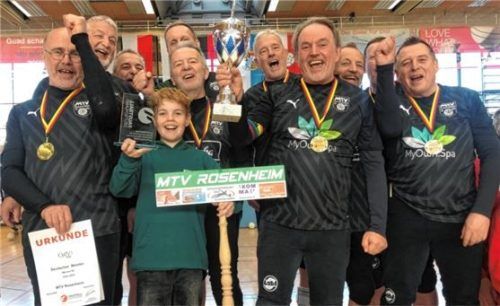 Riesenfreude bei der Rosenheimer Heimmannschaft über den erstmaligen Titelgewinn. Foto Christian Weiß