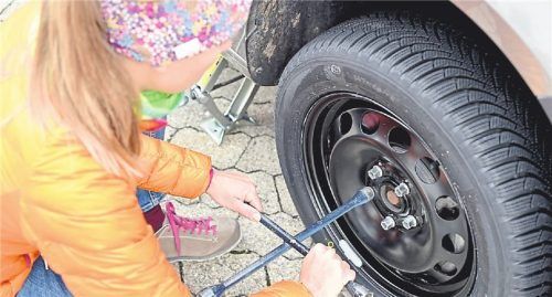 Riskanter Verzicht auf den Wechsel: Wer die Winterreifen auch im Sommer drauflässt, spart am falschen Ende. Foto Warmuth/dpa