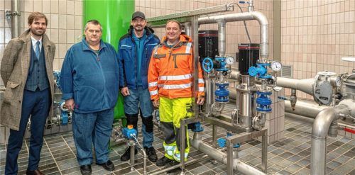 Rohrdorfs Bürgermeister Simon Haustetter (links) ist stolz auf seine Wasserwerker: die Wassermeister (von links) Gert Deutinger, Ingmar Krecik und Peter Westner. Sie sind stets bemüht, die Wasserversorgung auf einem optimalen Stand zu halten. Foto thomae
