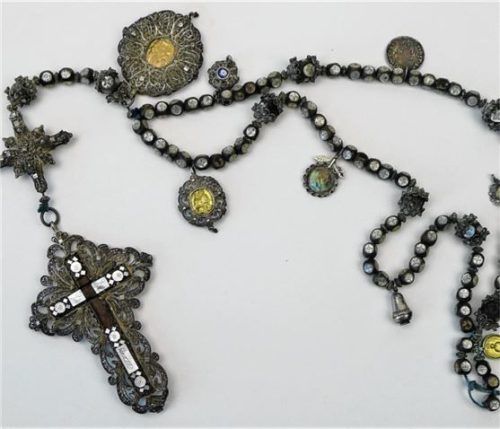 Rosenkranz aus der Mitte des 18. Jahrhunderts, Länge: 79 Zentimeter. Foto Städtisches Museum Rosenheim
