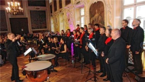 Sänger und Instrumentalisten beim gemeinsamen irischen Segenswunsch. Foto Jaensch